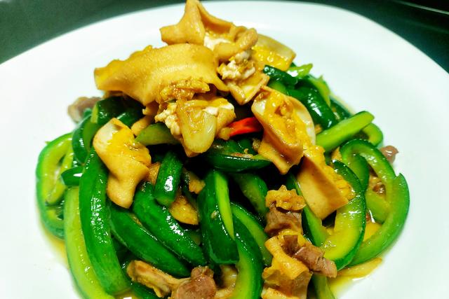 青瓜炒肉,小青瓜这样炒来吃(青瓜炒肉先放青瓜还是先放肉)