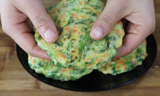 芹菜叶子怎么做好吃，蒸芹菜叶的做法详细步骤（搞定一家人早餐）