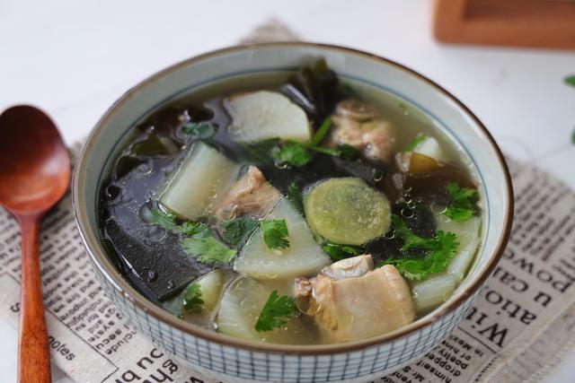 海带萝卜排骨汤，海带排骨汤（我家经常喝的一锅汤水）