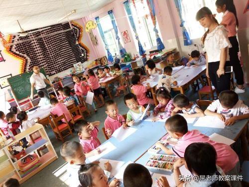 幼儿园小班美术活动《娃娃的花床单》，娃娃的花床单小班教案（屈老师小班美术教案《娃娃的花床单》）