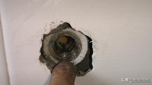 水龙头断了里面的部分怎么弄出来，塑料水龙头断了里面的部分怎么弄出来（不用花钱请维修师傅）