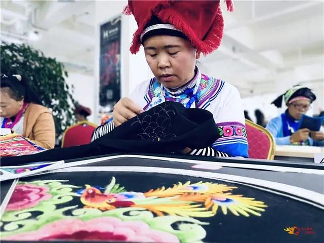 用纸怎样包花，用纸包花怎么包（云南省首届“非遗购物节”在楚雄开启）