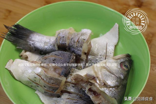 生焖鲈鱼的做法，蒜香焖鲈鱼最正宗的做法（十元钱买条鲈鱼）