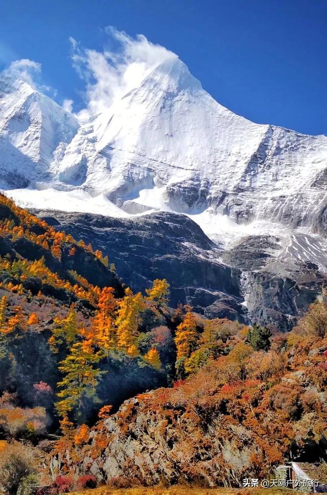 就算你没有去过稻城亚丁，也应该听说过“央迈勇神山”，令人神往