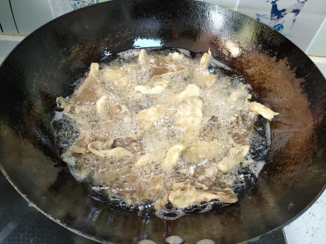 干炸蘑菇香酥做法，酥脆干炸蘑菇的做法（做干炸蘑菇想要酥脆好吃）