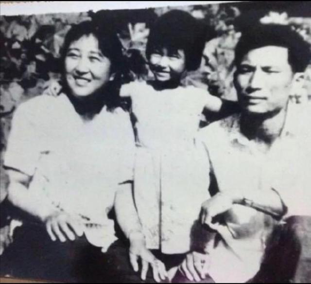 相声演员贾玲父亲是谁，相声演员贾玲简历（贾玲父亲——典型的中国式父亲角色）