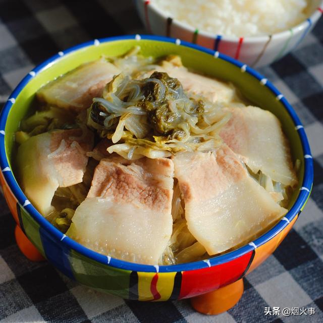 酸菜汆白肉的做法，酸菜汆白肉的做法 最正宗的做法（有人炒肉有人直接炖）