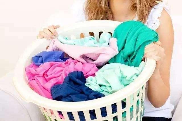 怎么洗衣服不掉色，洗衣服不掉色的方法（怎么洗衣服才能保证不变色）