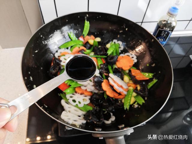 怎样把胡萝卜切成花朵形状，胡萝卜切花片的方法（炒了盘蔬菜上桌就光盘）