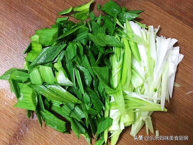 凉皮怎么炒好吃，怎样做炒凉皮好吃（在家做个陕西特色的炒凉皮）