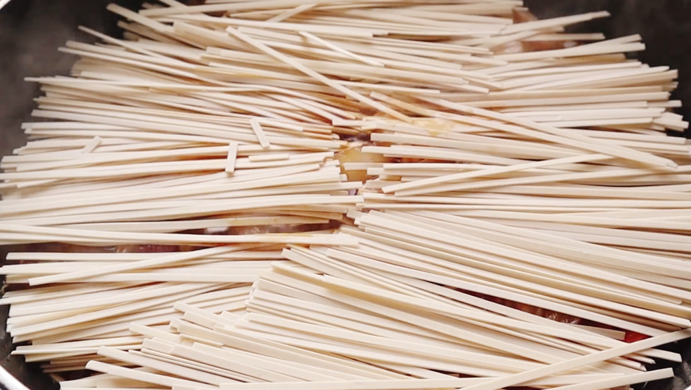 圖片[5]-【白菜豬肉燜面】做法步驟圖 家人隔天就想吃 家里面條都不夠-起舞食譜網(wǎng)