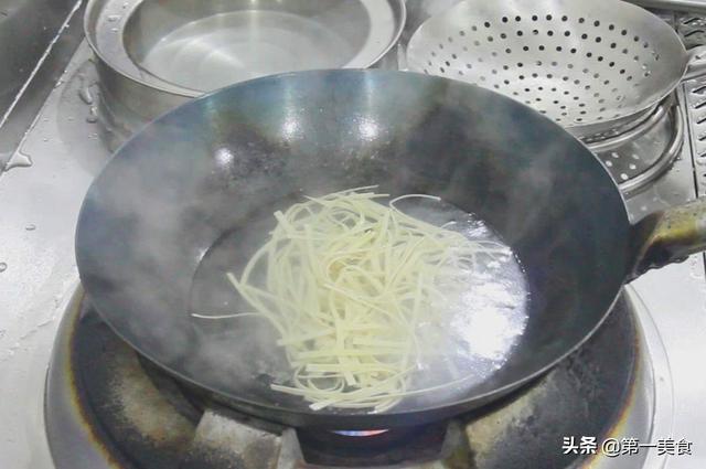 韭菜炒千张丝怎么炒，韭菜花炒千张肉丝（厨师长教你用韭菜凉拌千张）