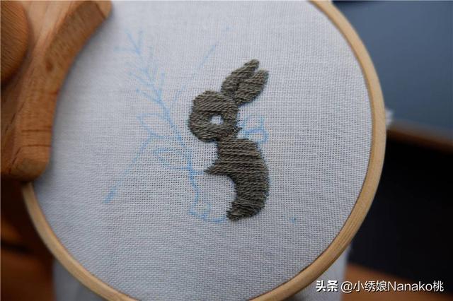 教你怎样用手帕折出只萌兔子，用手帕折小兔子（那就一起来刺绣一只软萌小兔子吧）