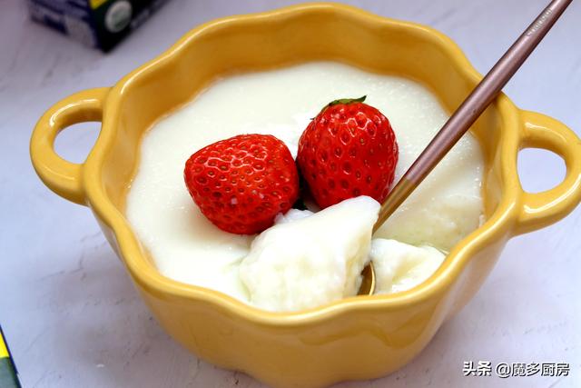 最简单的双皮奶制作方法，超级简单的自制双皮奶（改良做法太简单）