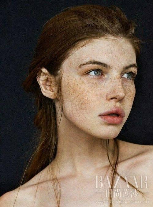 1,欧阳娜娜雀斑妆登上时尚杂志,恰到好处的雀斑,复古女神的厌世感