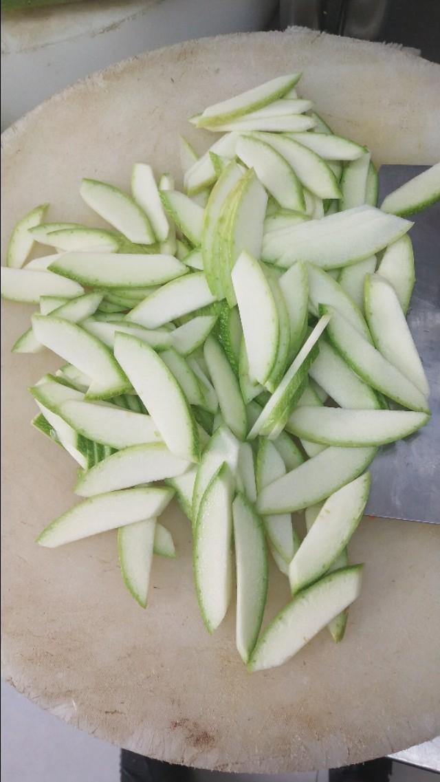 西葫芦片炒肉丝的做法，西葫芦炒肉丝的做法窍门（一道简单美味的家常菜西葫芦炒肉）