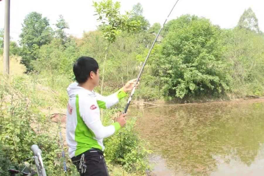 天热钓鱼有诀窍：选时择位巧用饵，避暑钓获更轻松
