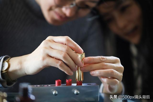 怎样自己在家DIY口红，怎样自己在家做口红（量杯、磅秤、搅拌一个也不能少）