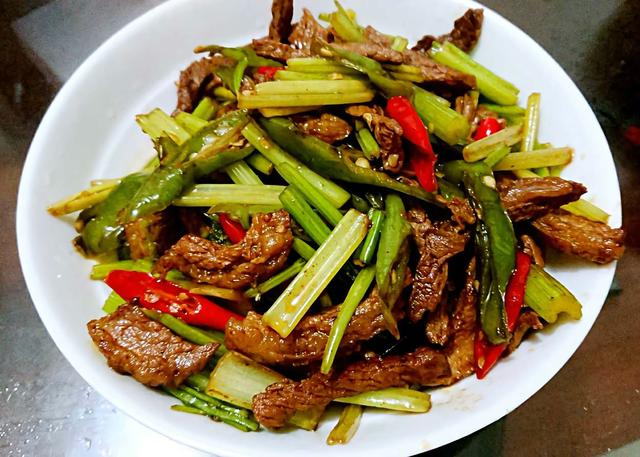 芹菜炒牛肉的做法，泡椒芹菜炒牛肉的做法（芹菜炒牛肉：芹菜脆嫩多汁）