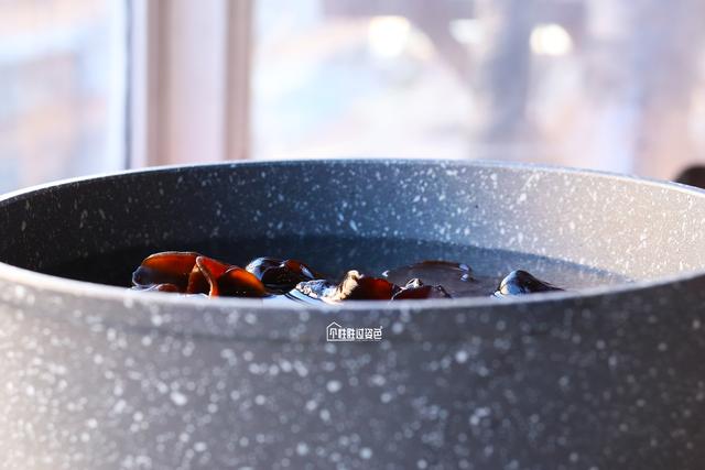 凉拌爽口木耳步骤，凉拌酸爽木耳做法（我家隔三差五吃1次）