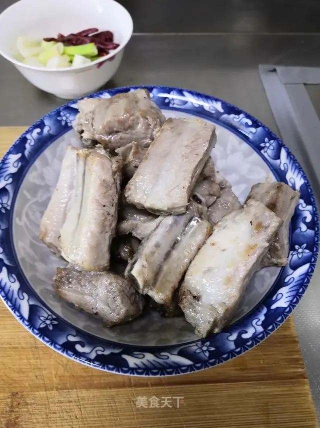 酸菜排骨炖粉条，酸菜排骨炖粉条的做法（口感酸爽很是下饭）