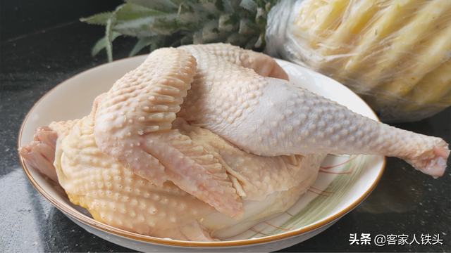 菠萝鸡块家常做法简单，半只鸡加1块菠萝