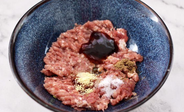 家常瘦肉丸的制作方法，家常瘦肉丸的制作方法视频（肉丸炸好香酥不柴）
