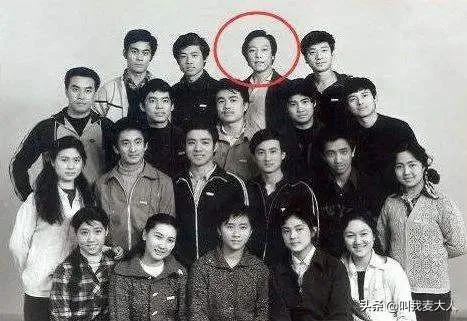 倪大红：因太丑无戏可演，娶了倪萍亲妹妹，婚后30年为何0绯闻