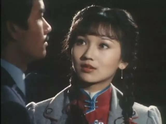 “万人空巷”中为什么街上没有一个人，“万人空巷”（周润发赵雅芝《上海滩》难以超越的经典）
