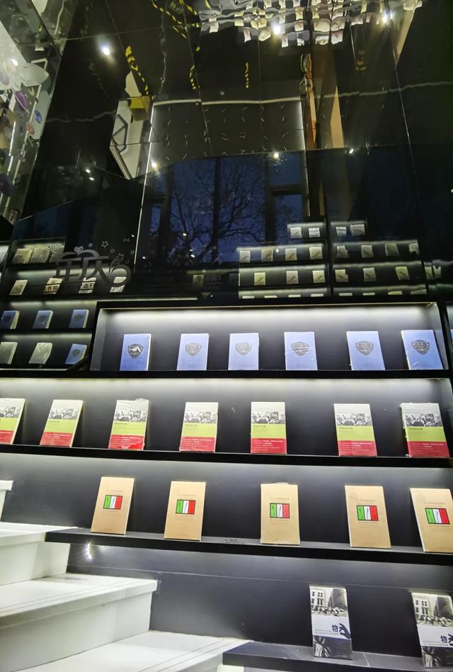 附近书店在哪个位置离我最近，离这里最近的文具店（厦门这些“有颜有料”的书店）