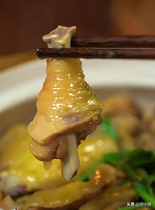 广东汕尾乖脯鸡煲的做法，广东煲仔鸡的做法（一道集鲜、香、甜于一身的硬菜）