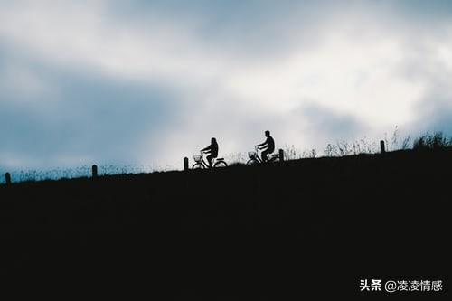 怎么撩男生套路聊天，怎么撩男生才会心动（很甜很撩的套路撩男生）