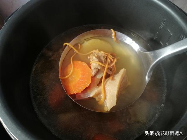 鸭肉煲汤放什么材料好，鸭肉煲汤放什么材料好孕妇吃（鸭肉和它一起炖）