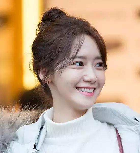 日常烫刘海教程，烫刘海怎么打理（试试最火的“刘海烫”吧）