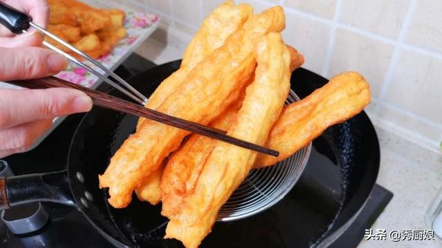 油条怎么做好吃，油条怎么做才筋道又好吃（用酵母、泡打粉都不对）
