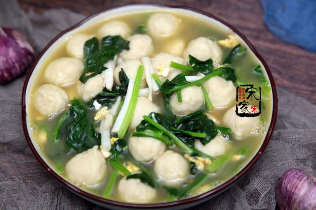 菠菜小鱼汤怎么做好吃，菠菜汤咋做好吃（3、5分钟就上桌）