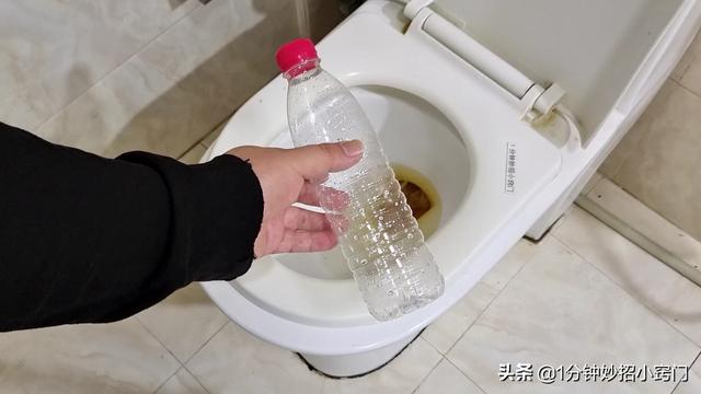 厕所堵了如何自己疏通，马桶堵异物堵住快速取出（只需用一个塑料瓶）