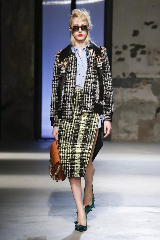 如何搭配职业装，职业装怎样搭配（搭配上都要注意以下2点）