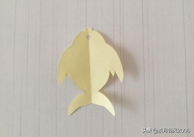 对折剪纸怎么剪，对折剪纸怎么剪春（一张小纸片剪出一条可爱小鱼儿）