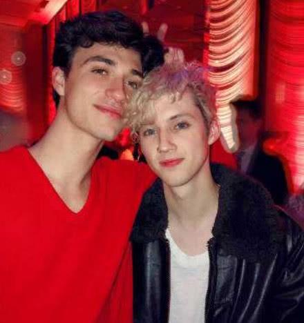 戳爷和布布的吻照，戳爷男友雅各布（戳爷这首“天籁”在校园疯传）