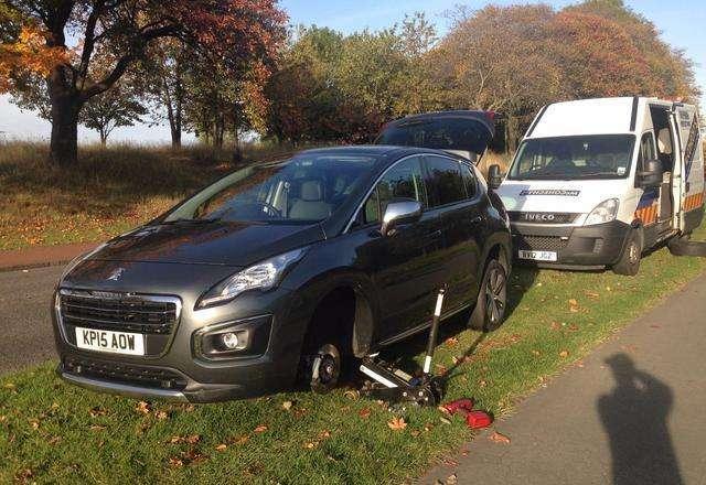 车辆爆胎的原因有哪些，汽车爆胎的主要原因（正常行驶时，汽车为什么会爆胎）