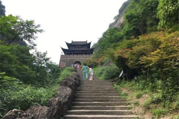 广元剑门关风景区介绍，剑门关远远看着给人一夫当关