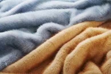 貂皮分为几种，貂皮有哪些种类（冬季皮草怎么挑，牢记这三点）