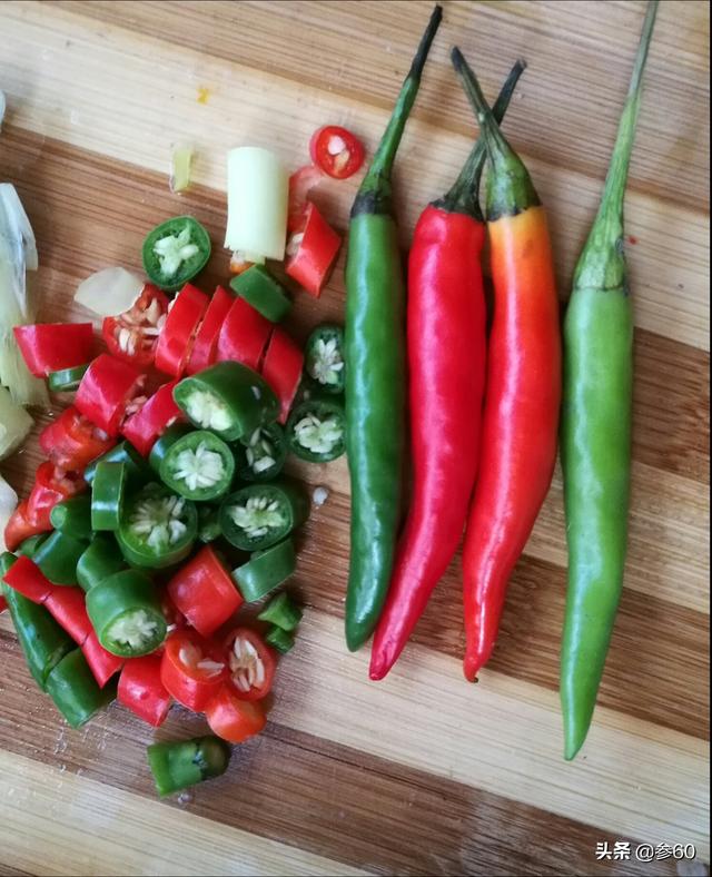 香炒海参做法步骤，炒海参简单做法（香辣葱花鸡蛋爆炒海参）