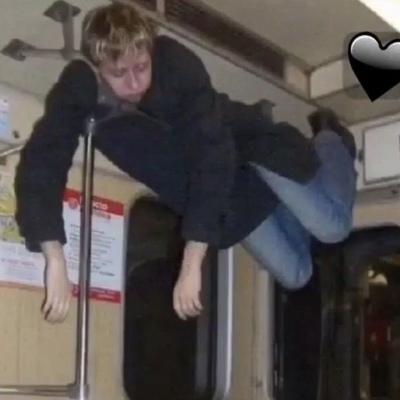 沙雕又不失帅气的头像，沙雕`小清新`帅气`文艺`男生头像微信（比较沙雕搞笑的男生头像大全）