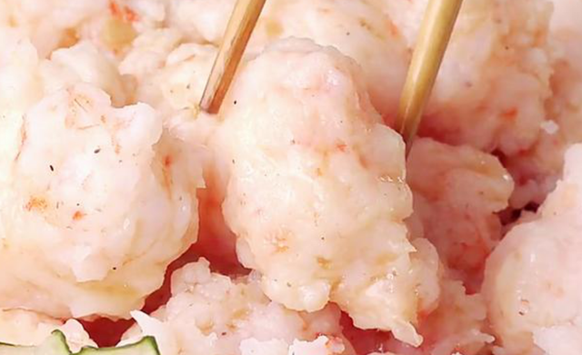 如何制作好吃滑嫩的虾滑，如何制作好吃滑嫩的虾滑窍门（蒜蓉虾滑鲜嫩Q弹）
