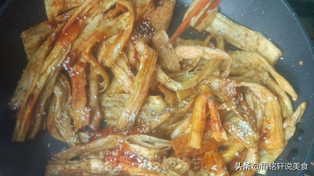 辣条的制作过程，怎么在家里自己制作可以吃的辣条（想吃辣条不用买）