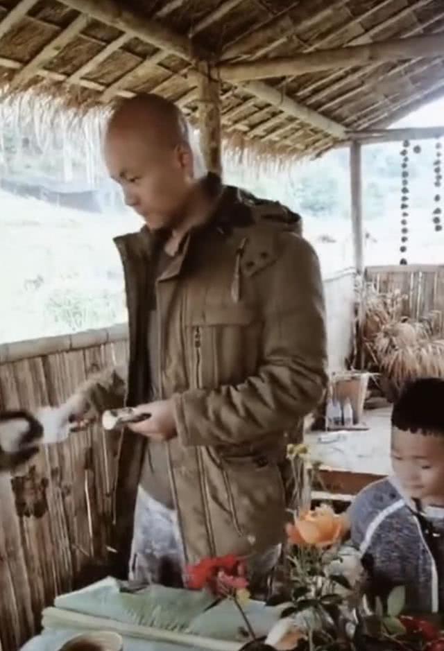 乐嘉回应强吻谢娜事件，他感情坎坷，一共有三段婚姻，三个孩子