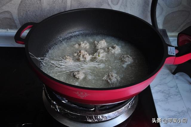 白萝卜粉丝丸子汤的做法，白萝卜粉丝丸子汤的做法视频（受欢迎度仅次于大白菜的萝卜）