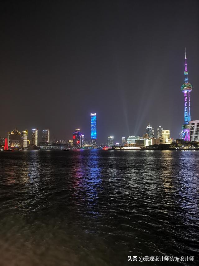 上海外滩夜景图片，外滩夜景美丽迷人让人流连忘返（上海市外滩夜景）